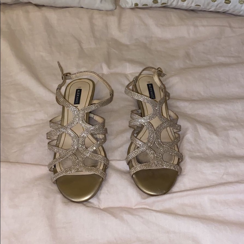 stunning gold shoes!